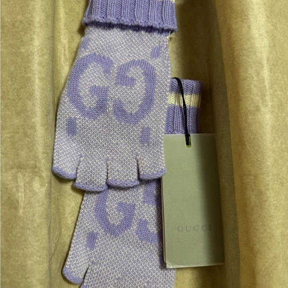 Gucci Lavender Logo Knit Gloves - Picture 1 of 3